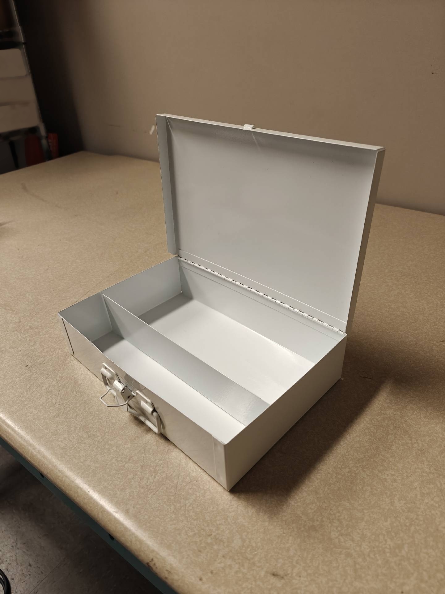 사진 사용됨 JOHNSON & JOHNSON Metal First Aid Box 판매용