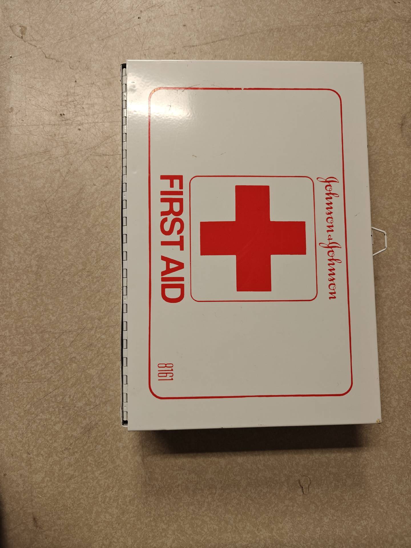 사진 사용됨 JOHNSON & JOHNSON Metal First Aid Box 판매용