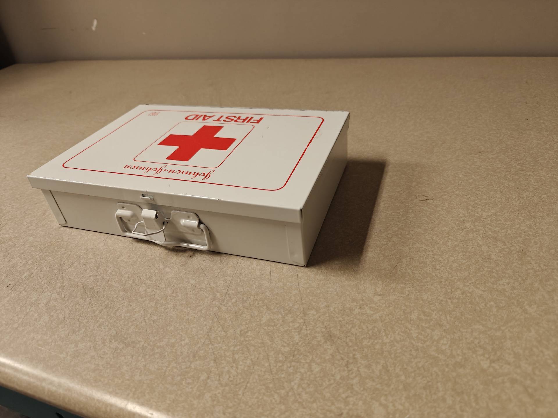 사진 사용됨 JOHNSON & JOHNSON Metal First Aid Box 판매용