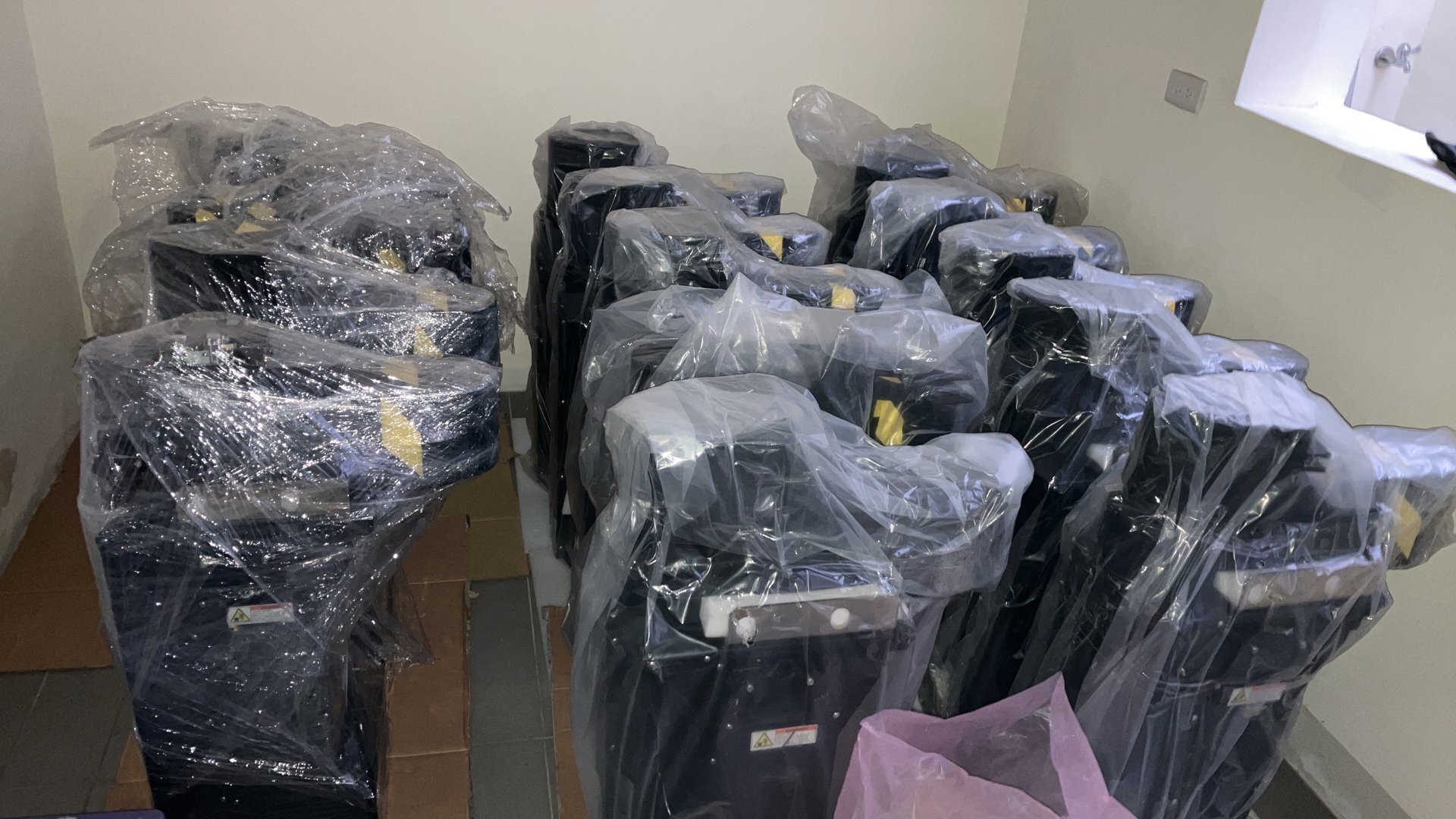 Photo Used KAWASAKI Lot of robotic arm For Sale