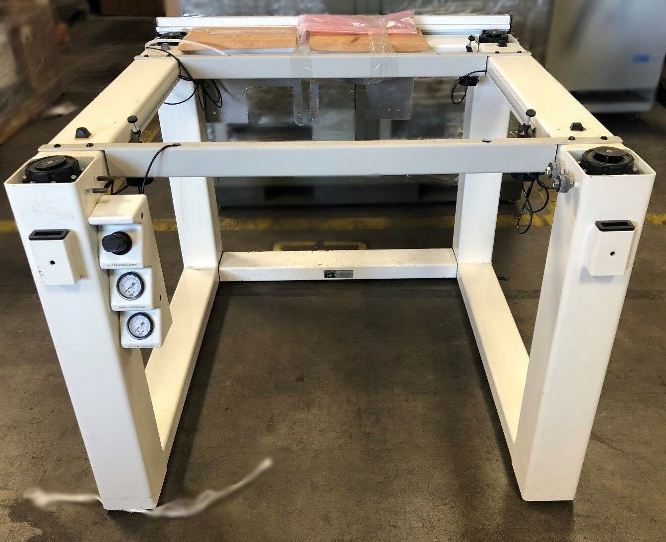 Photo Used KINETIC SYSTEMS Vibraplane For Sale