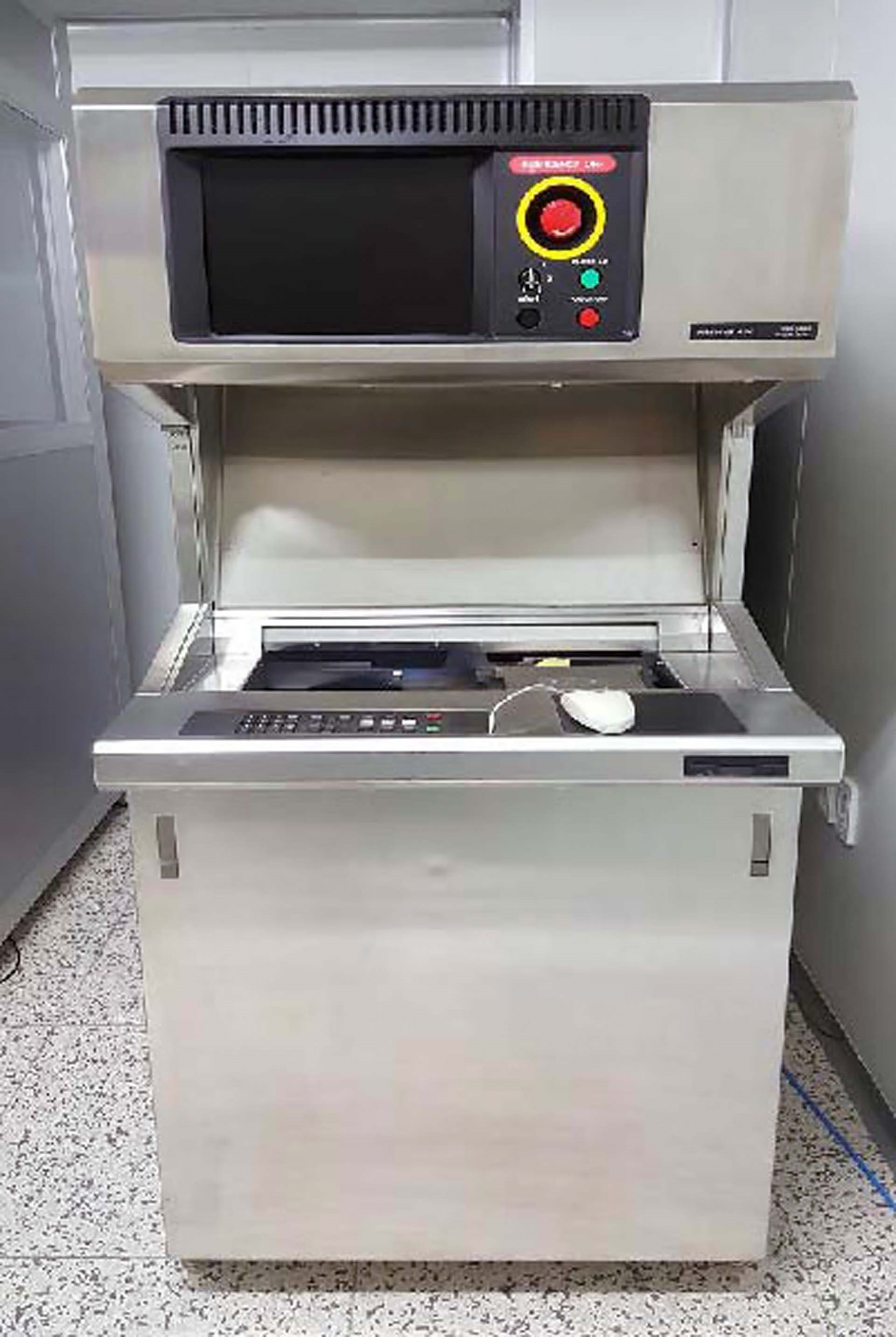 Photo Used KLA / TENCOR / PROMETRIX 6200 Surfscan For Sale