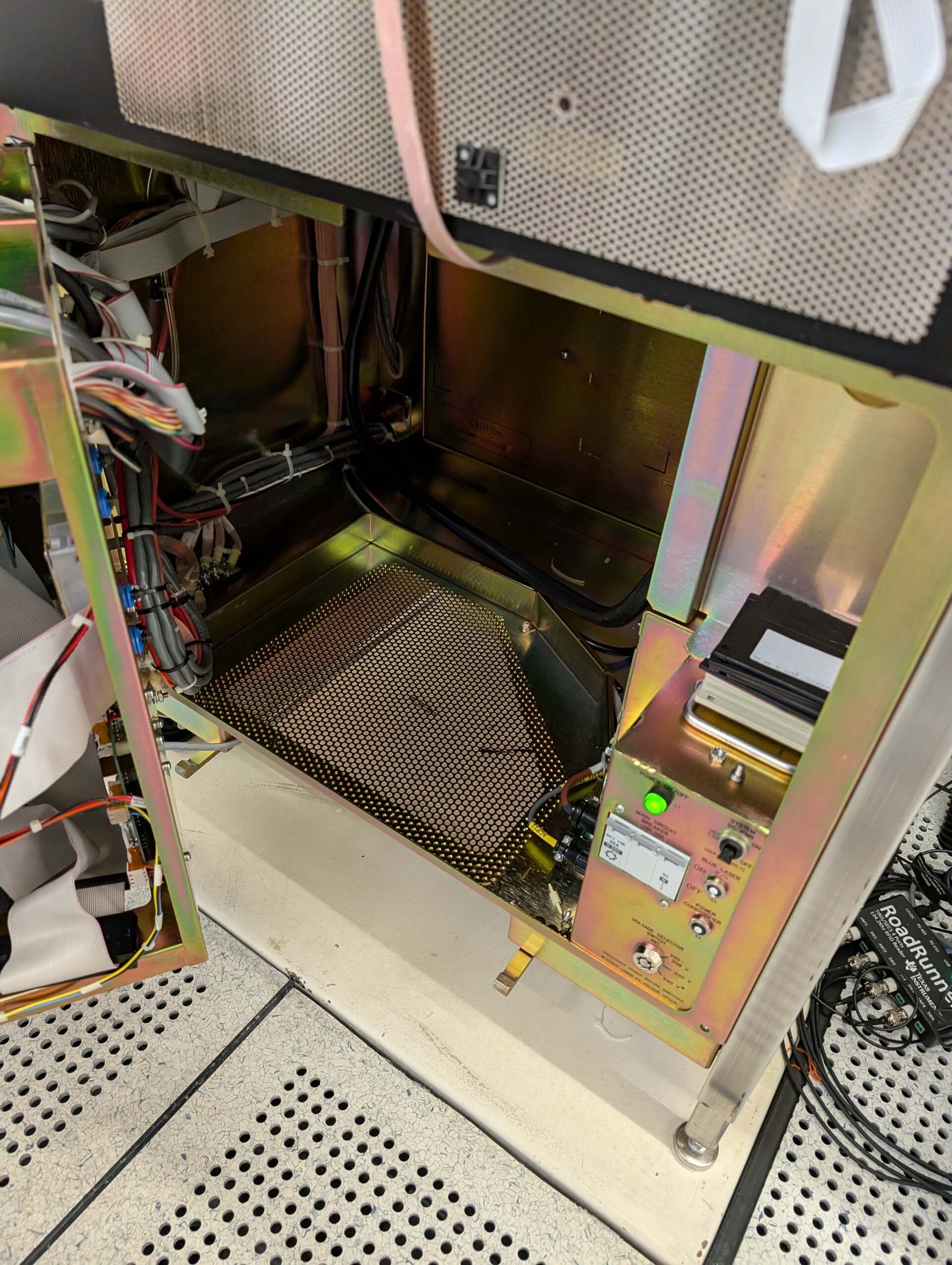 Photo Used KLA / TENCOR 6420 Surfscan For Sale