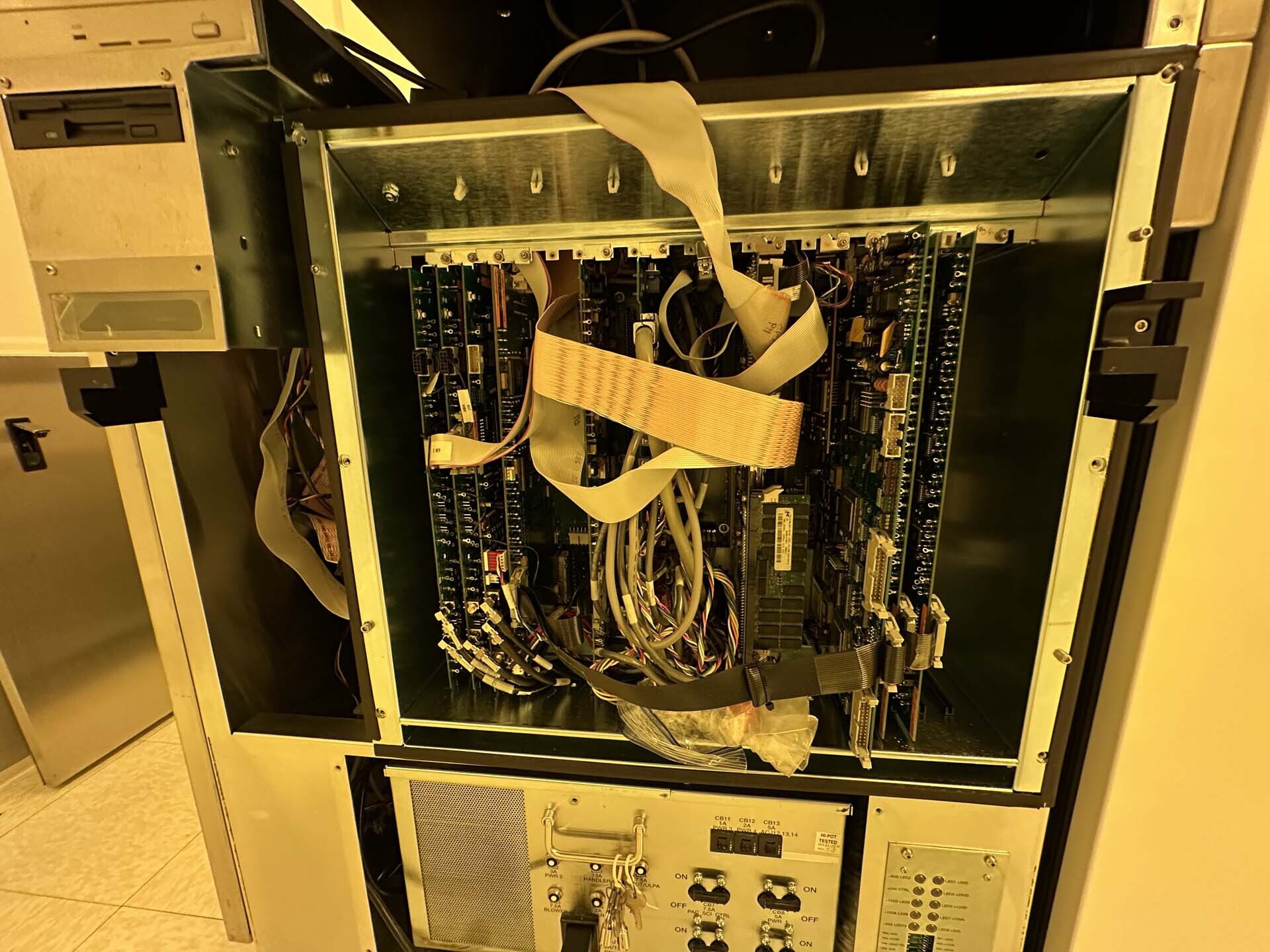 圖為 已使用的 KLA / TENCOR SP1-DLS-TQM 待售
