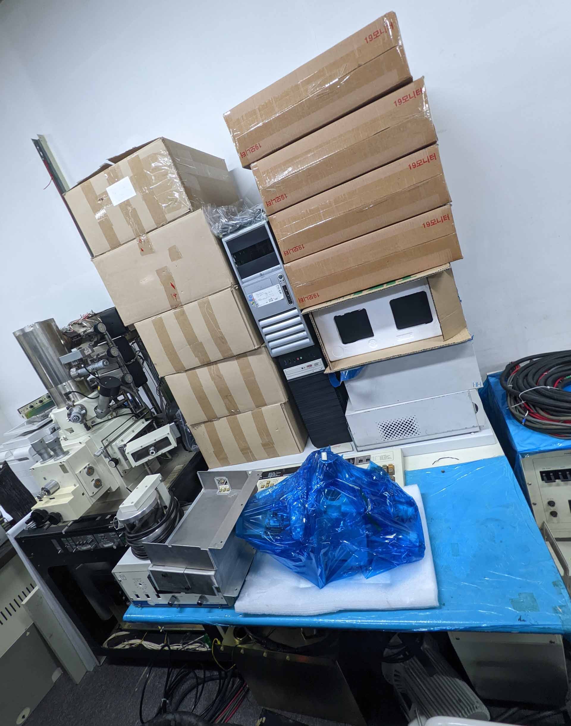 사진 사용됨 HITACHI Lot of spare parts 판매용