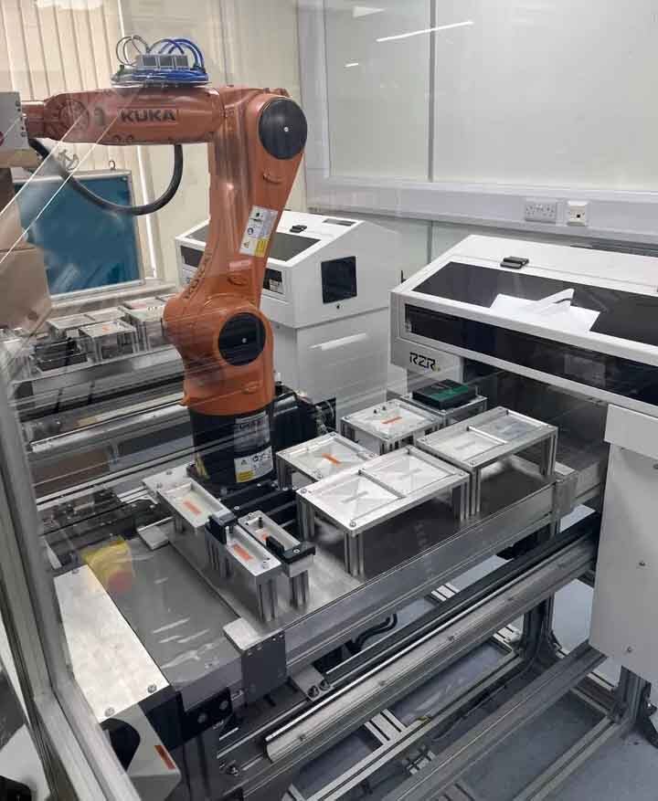 フォト（写真） 使用される KUKA CNC Robot arm 販売のために