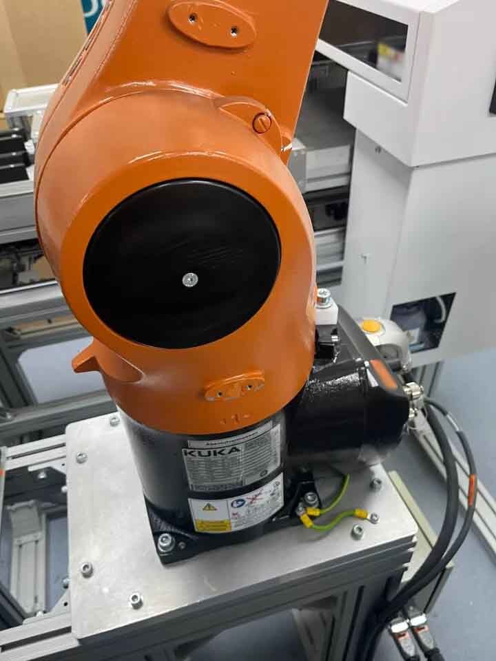 フォト（写真） 使用される KUKA CNC Robot arm 販売のために