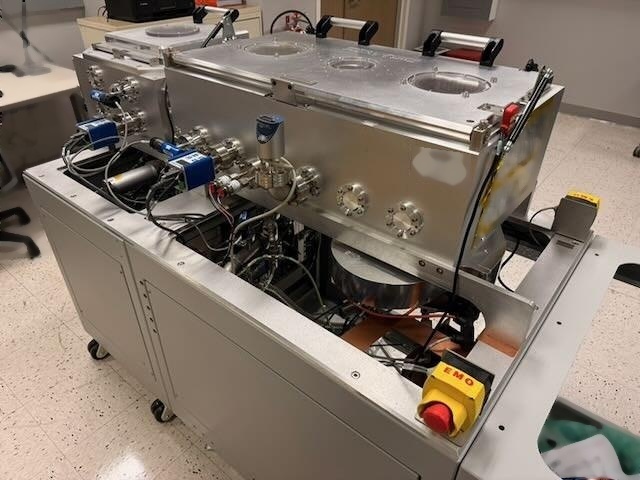 Photo Used KURT J. LESKER Ultra-high vacuum induction annealing tool For Sale