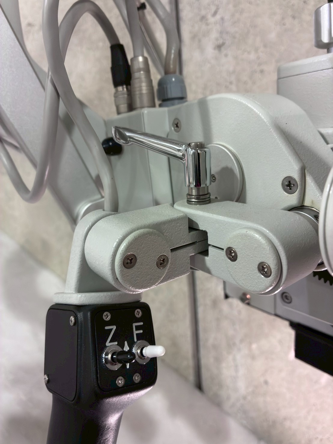 圖為 已使用的 LEICA Overhead microscope 待售