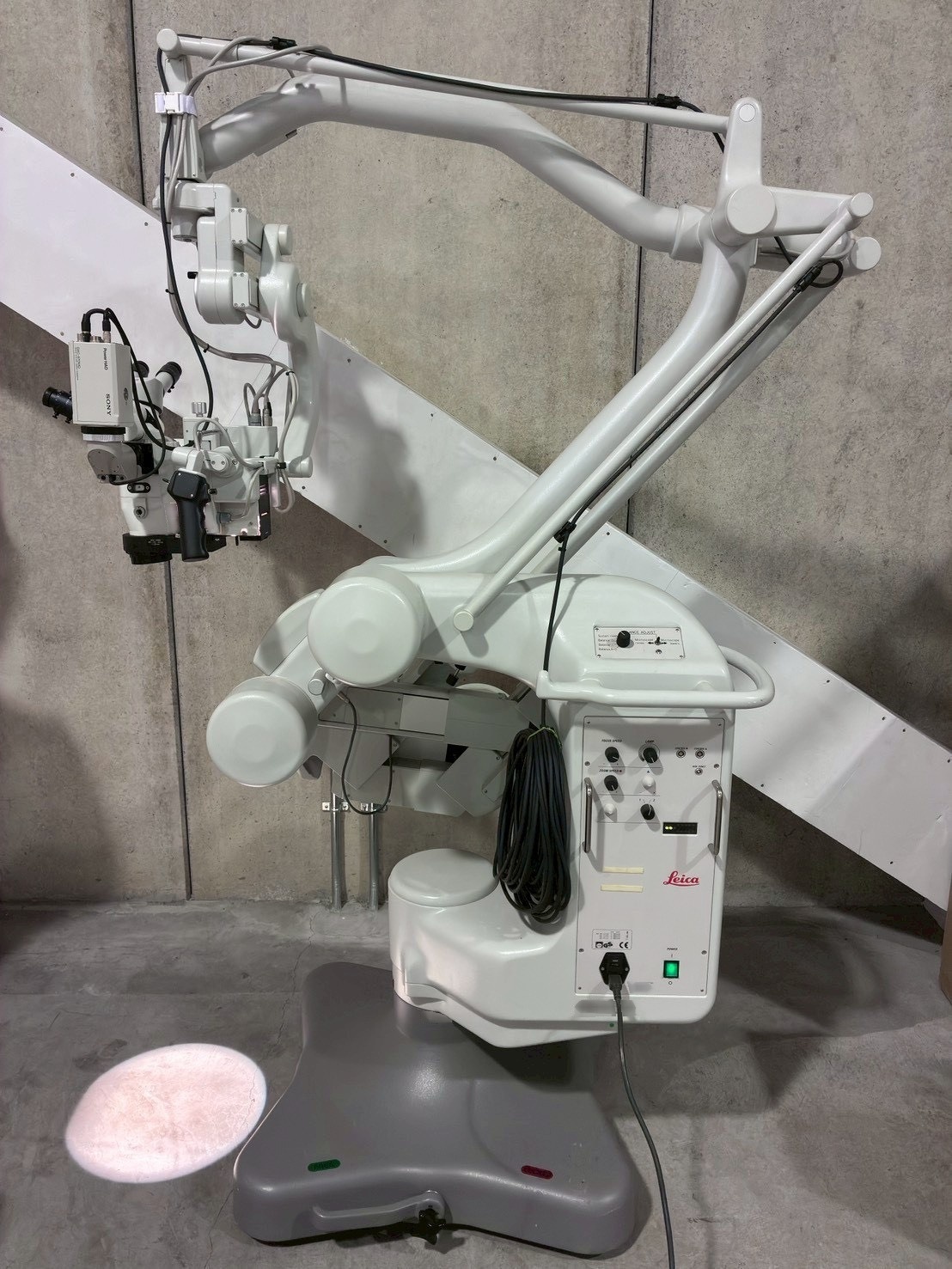 圖為 已使用的 LEICA Overhead microscope 待售