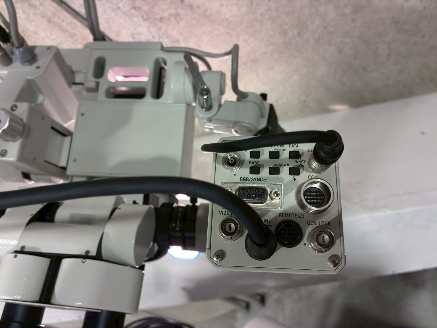 圖為 已使用的 LEICA Overhead microscope 待售