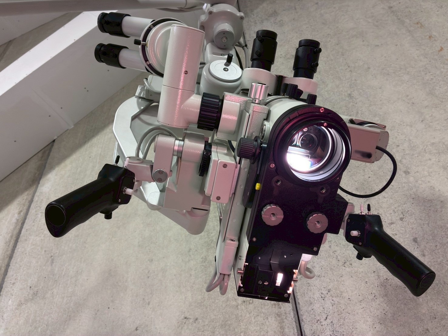 圖為 已使用的 LEICA Overhead microscope 待售