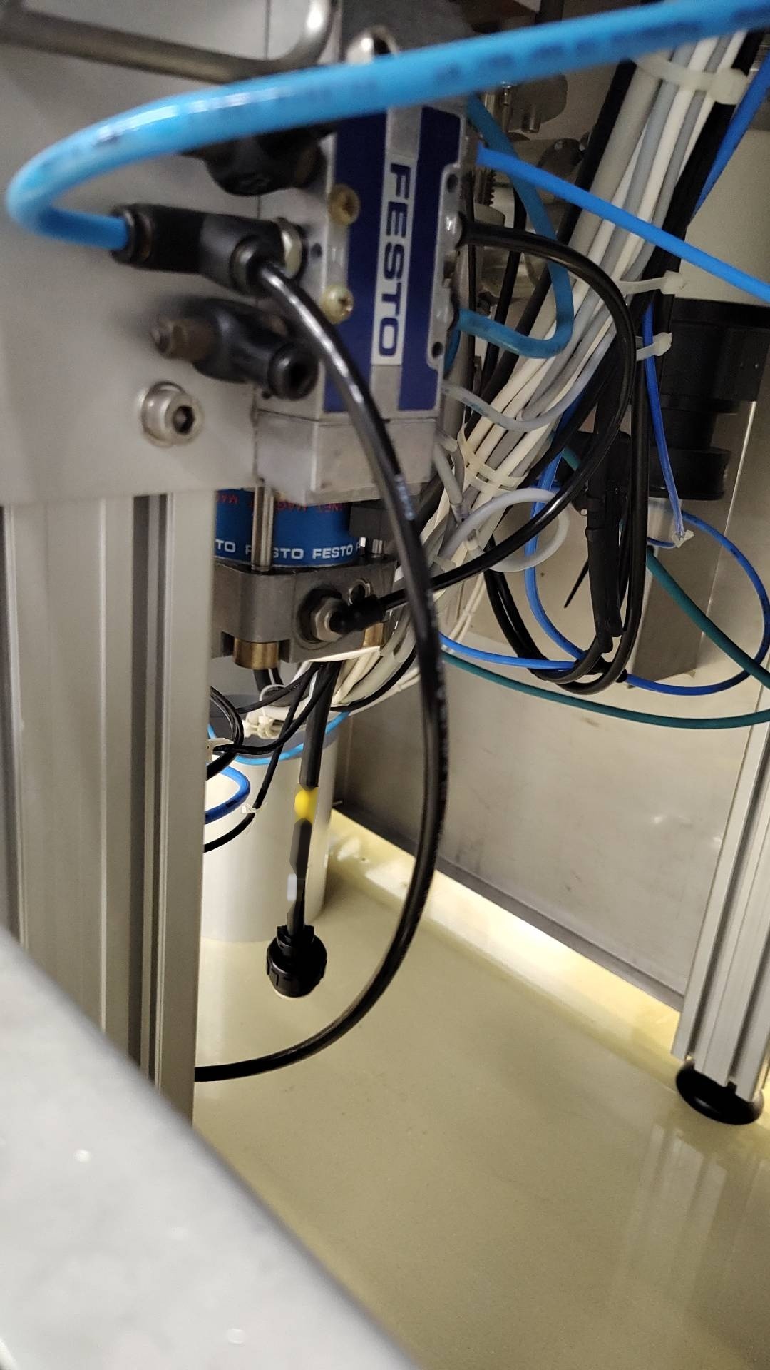 사진 사용됨 LEYBOLD / BALZERS ZH 620 판매용