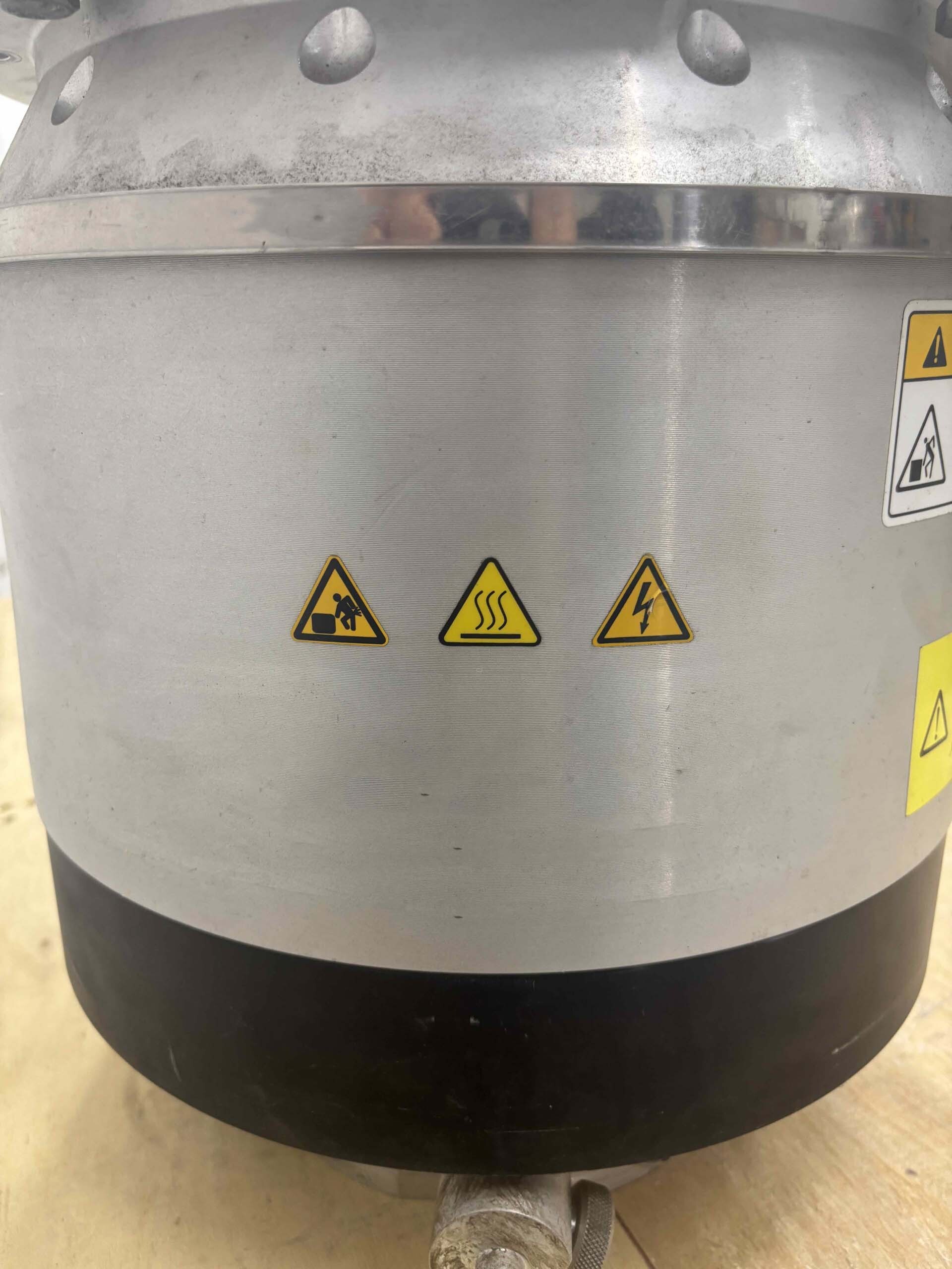 Photo Utilisé LEYBOLD HERAEUS MAG 2000 À vendre