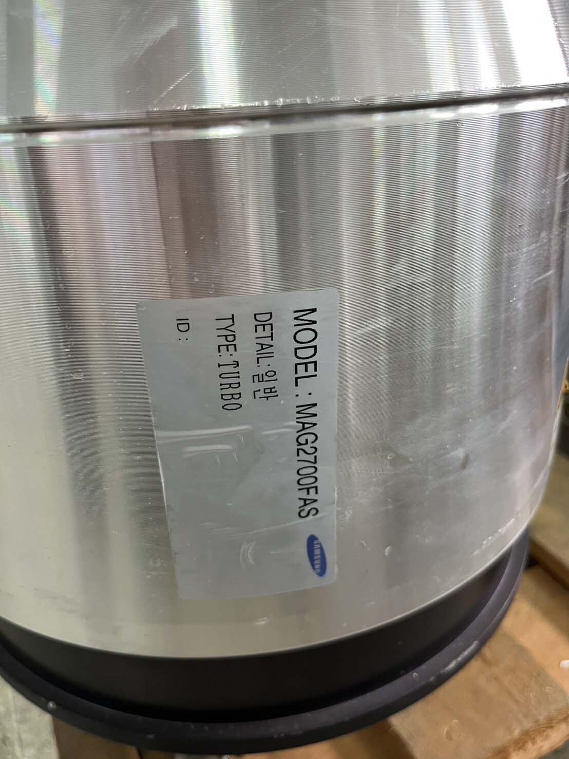 Photo Used LEYBOLD HERAEUS MAG 2700 FAS For Sale