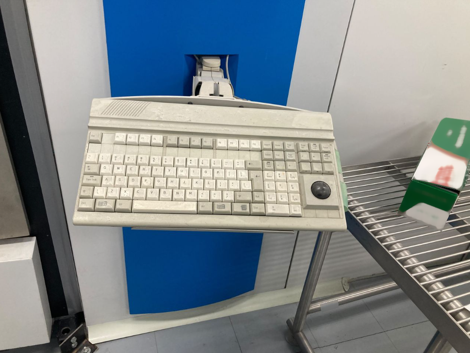 Photo Used LEYBOLD HERAEUS SYRUSpro 1510 For Sale