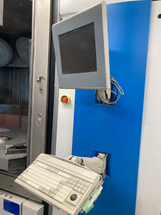 Photo Used LEYBOLD HERAEUS SYRUSpro 1510 For Sale