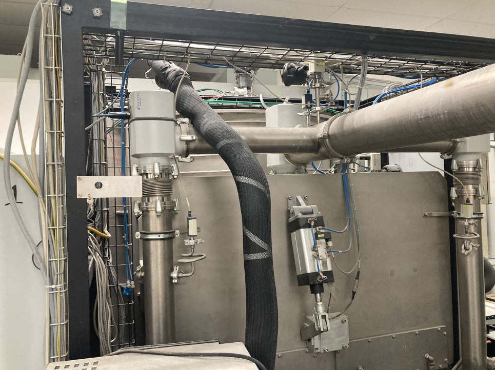 Photo Used LEYBOLD HERAEUS SYRUSpro 1510 For Sale