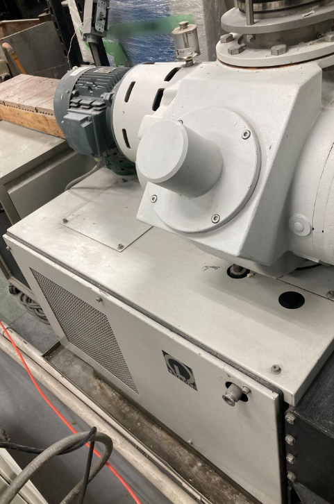 Photo Used LEYBOLD HERAEUS SYRUSpro 1510 For Sale