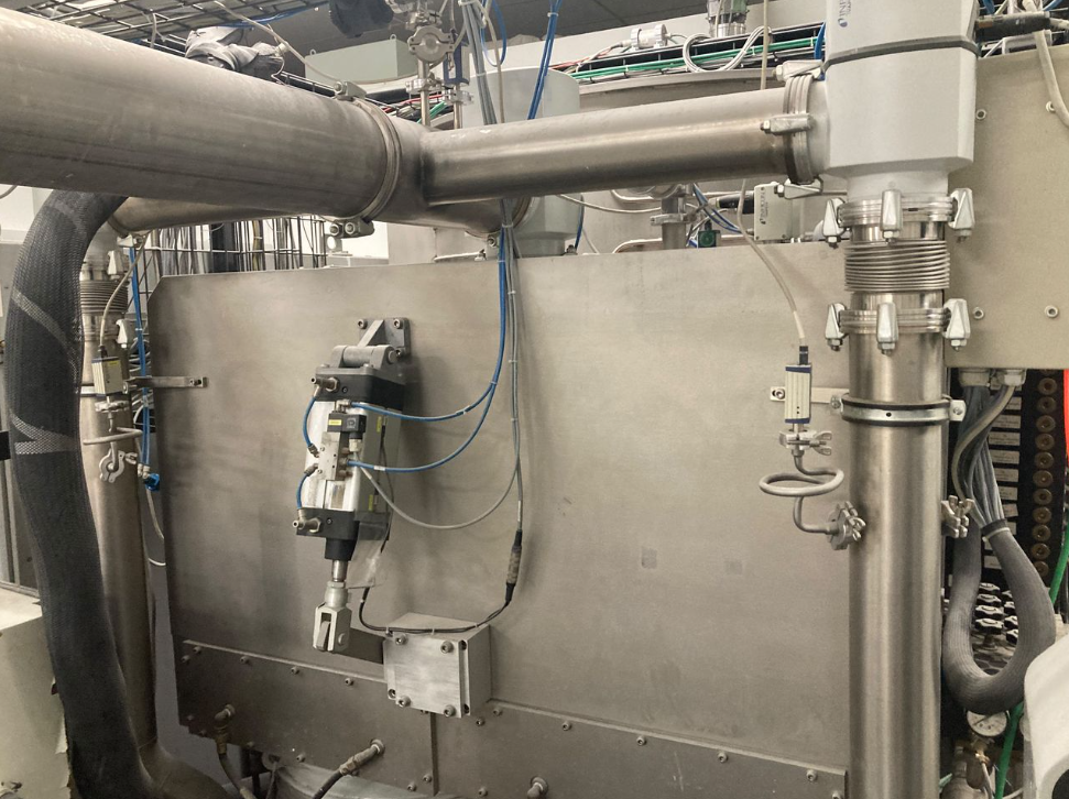 Photo Used LEYBOLD HERAEUS SYRUSpro 1510 For Sale