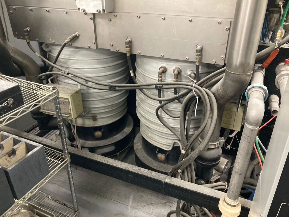Photo Used LEYBOLD HERAEUS SYRUSpro 1510 For Sale