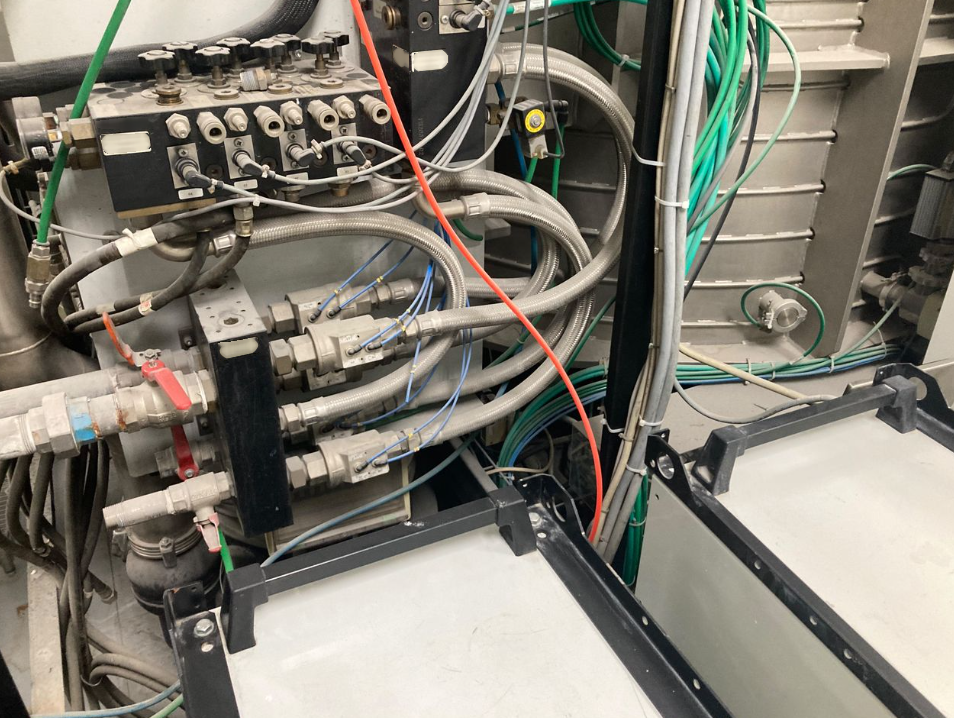 Photo Used LEYBOLD HERAEUS SYRUSpro 1510 For Sale