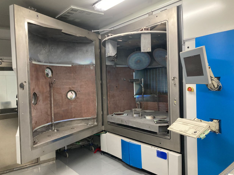 Photo Used LEYBOLD HERAEUS SYRUSpro 1510 For Sale