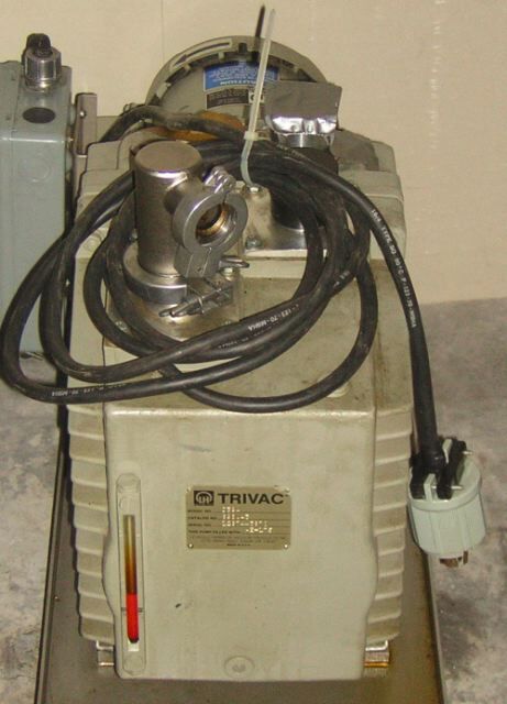 Foto Verwendet LEYBOLD HERAEUS Trivac D30A Zum Verkauf