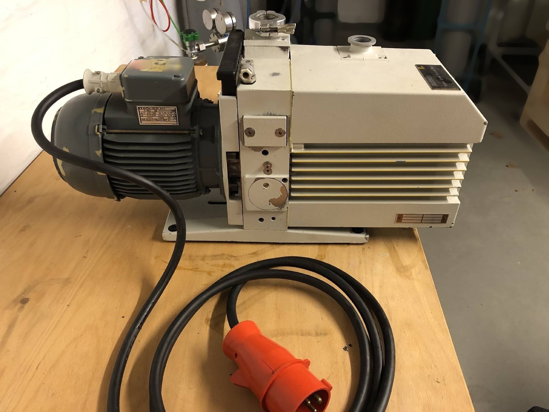 图为 已使用的 LEYBOLD Trivac D25BCS 待售