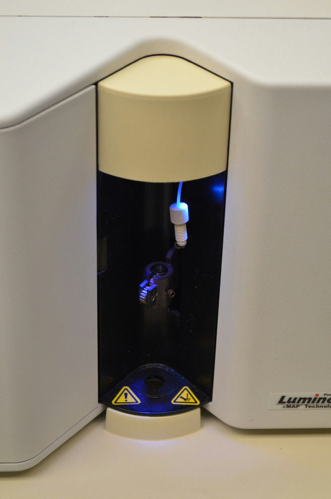 Photo Used LUMINEX / BIO-RAD 100 W For Sale