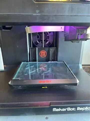 图为 已使用的 MAKERBOT Replicator 待售