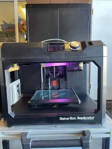 图为 已使用的 MAKERBOT Replicator 待售