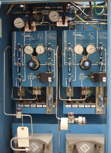 Photo Used MATHESON / SEMI-GAS SYSTEMS SiCl4 & N2 Three Cylinder Gas Cabinet For Sale
