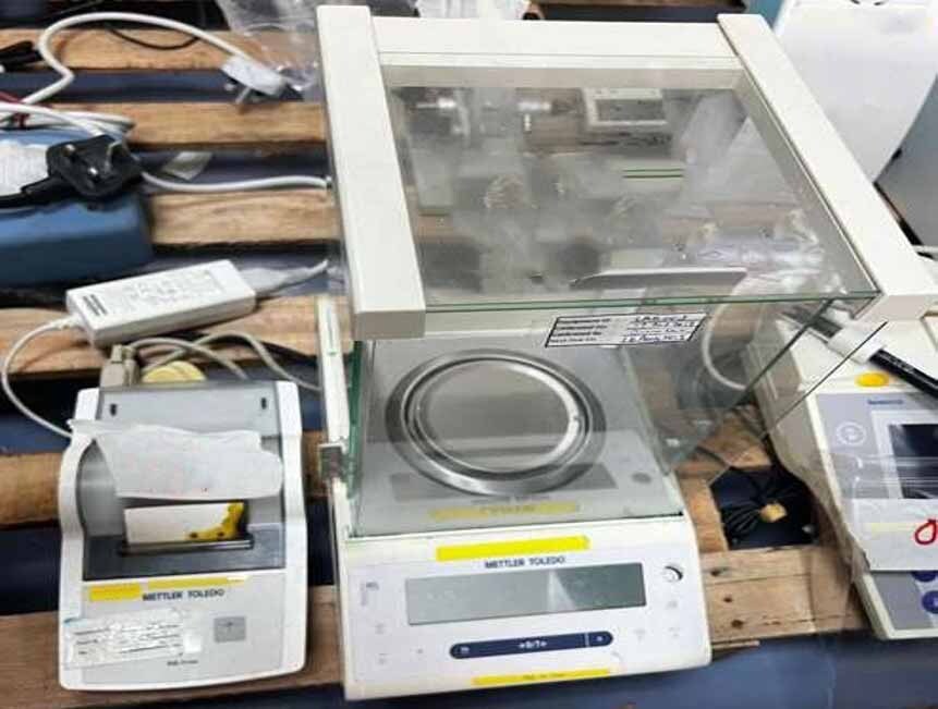 Photo Used METTLER TOLEDO Lot of analytical balance For Sale