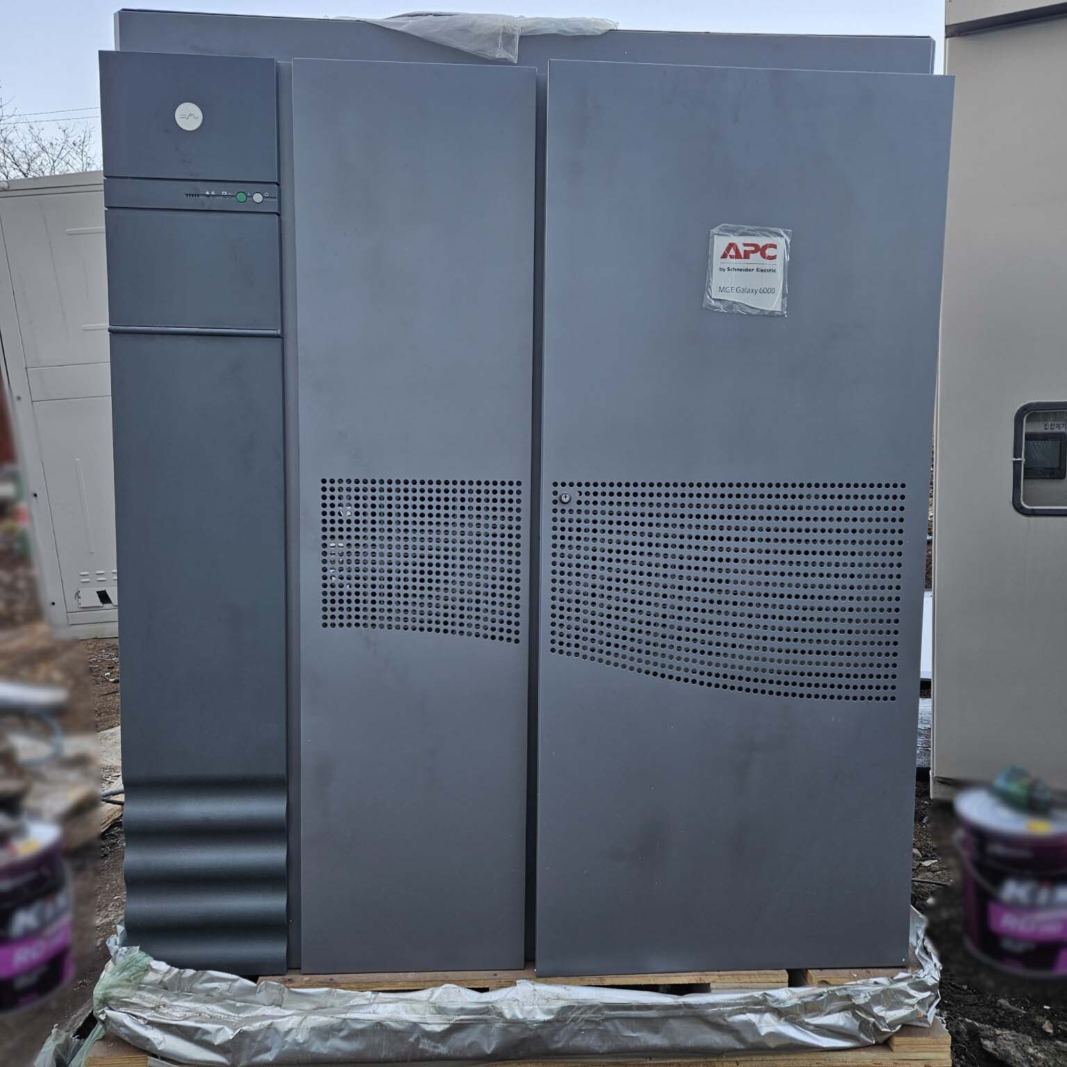Foto Verwendet SCHNEIDER ELECTRIC / APC MGE Galaxy 6000 Zum Verkauf