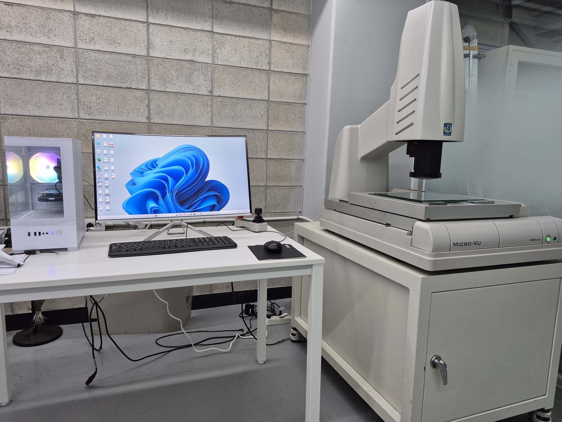 Photo Used MICRO VU Vertex 311 HC For Sale