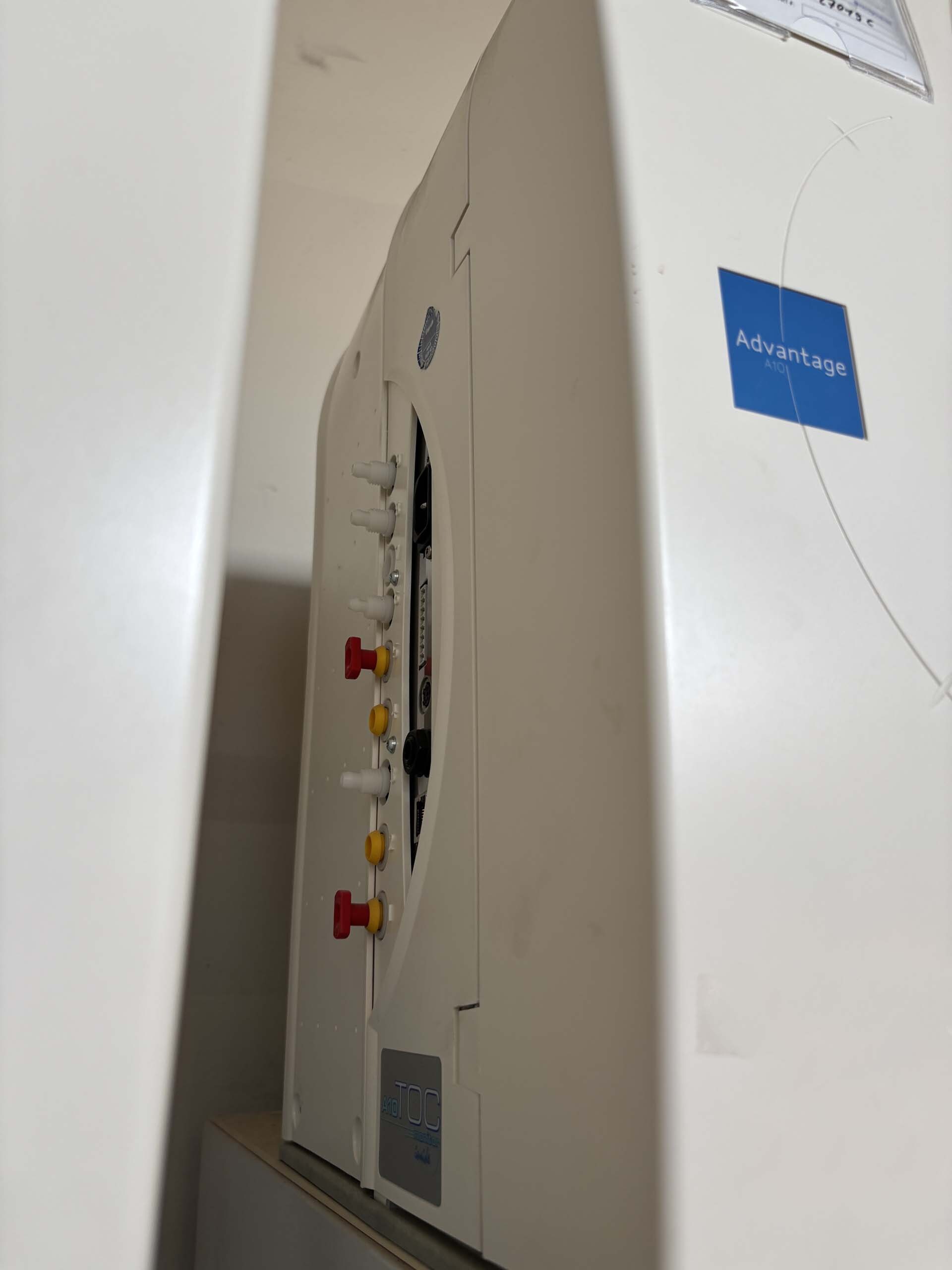 Foto Verwendet MILLIPORE Advantage A10 Milli-Q Zum Verkauf