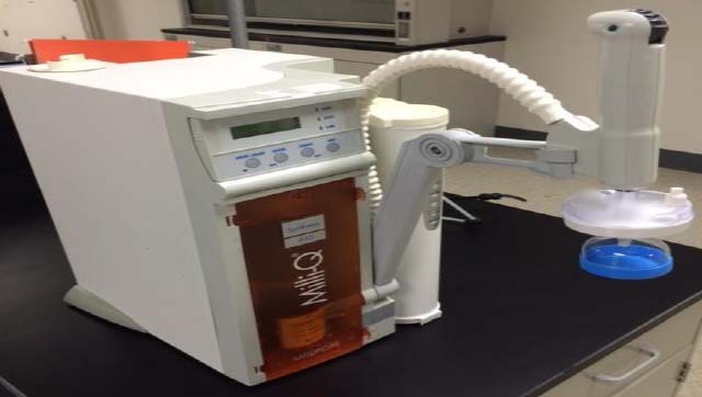 Photo Used MILLIPORE MilliQ Synthesis A10 For Sale