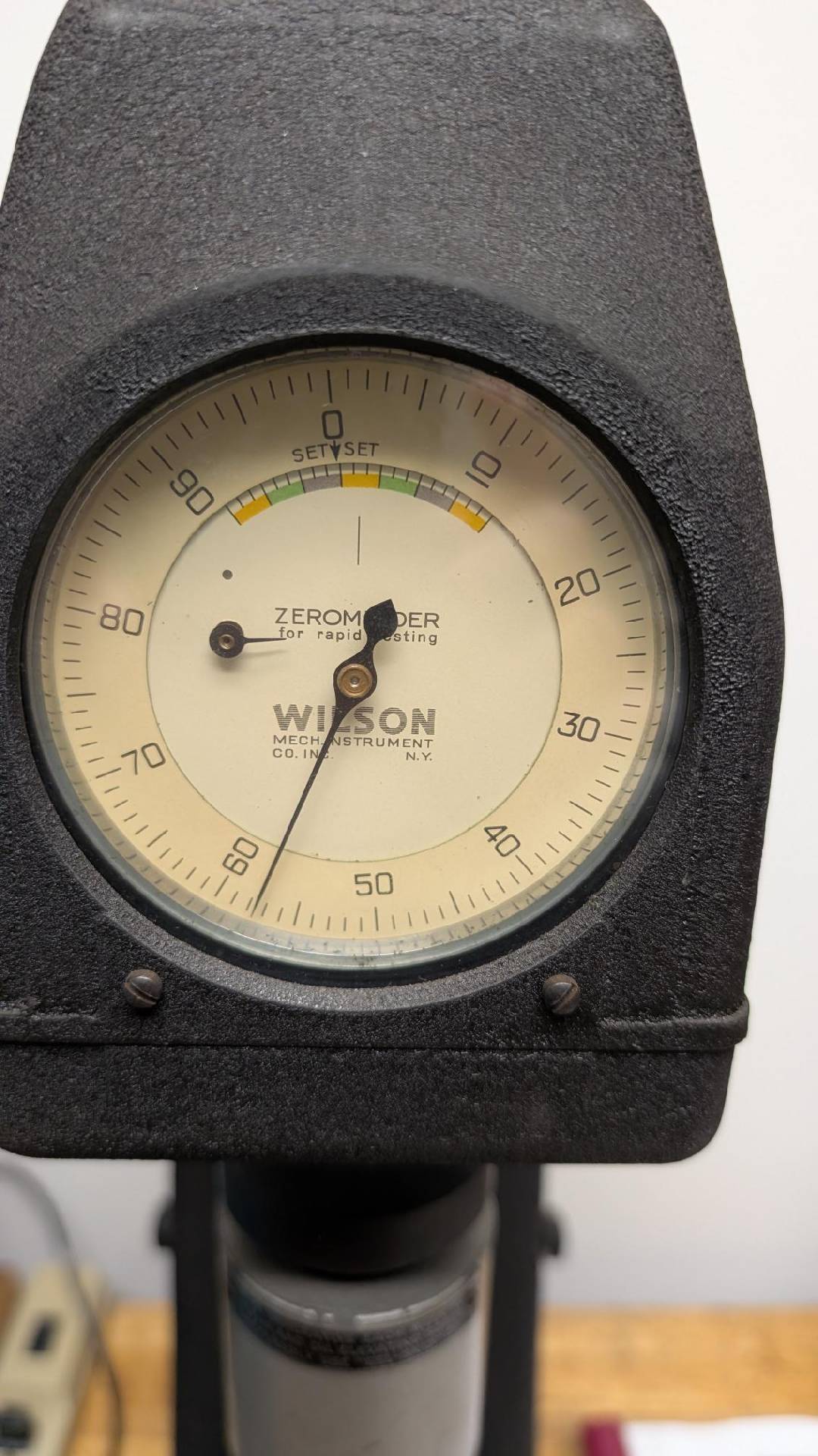 Foto Verwendet MITUTOYO / ROCKWELL Hardness tester Zum Verkauf