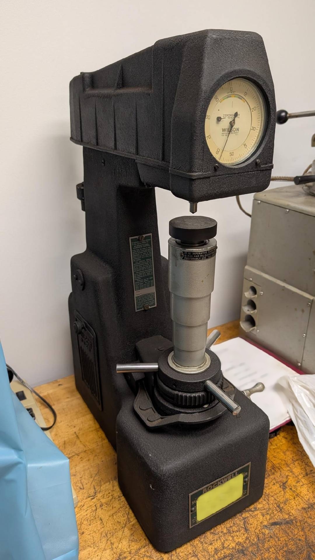 Foto Verwendet MITUTOYO / ROCKWELL Hardness tester Zum Verkauf