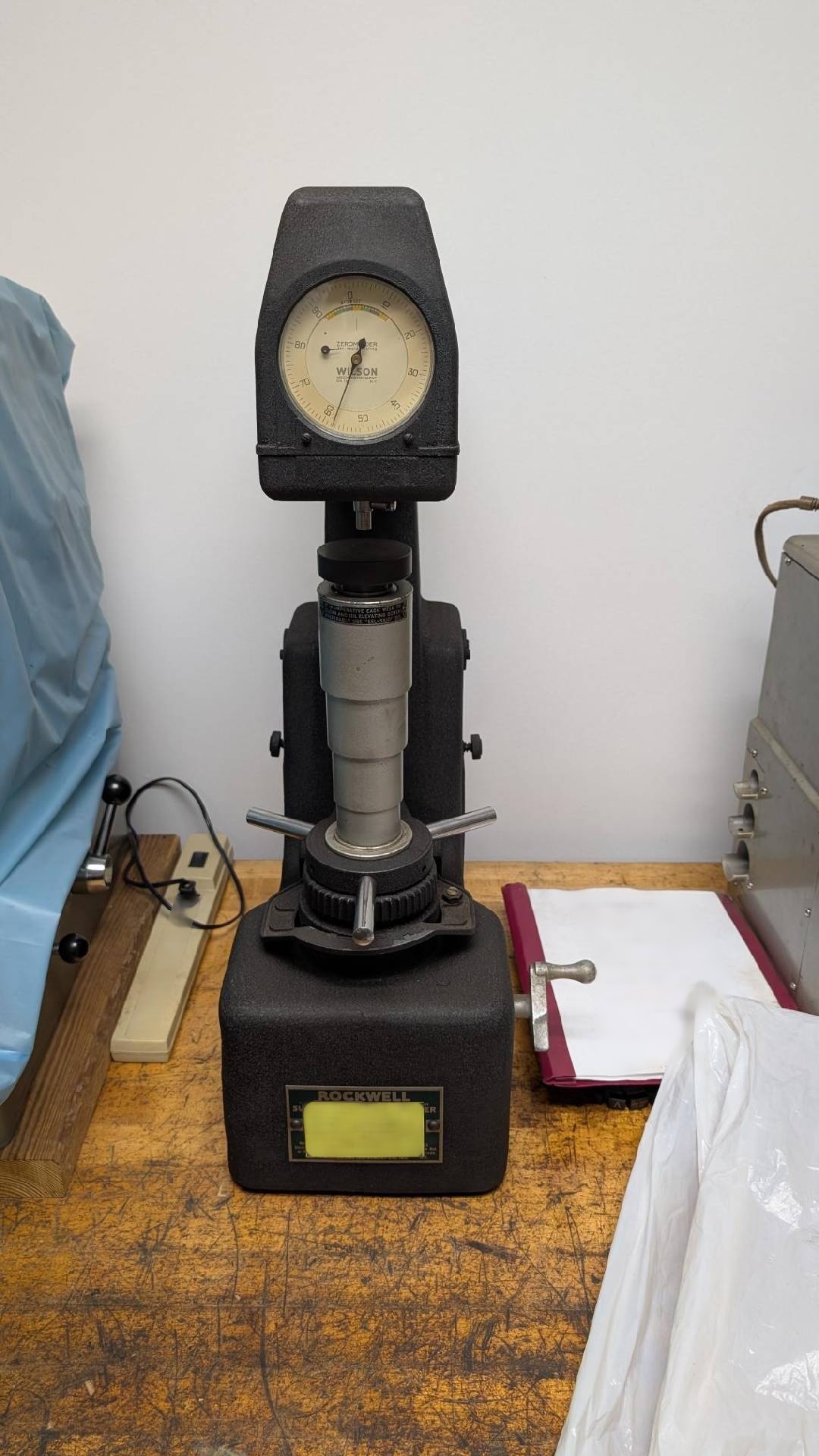 Foto Verwendet MITUTOYO / ROCKWELL Hardness tester Zum Verkauf