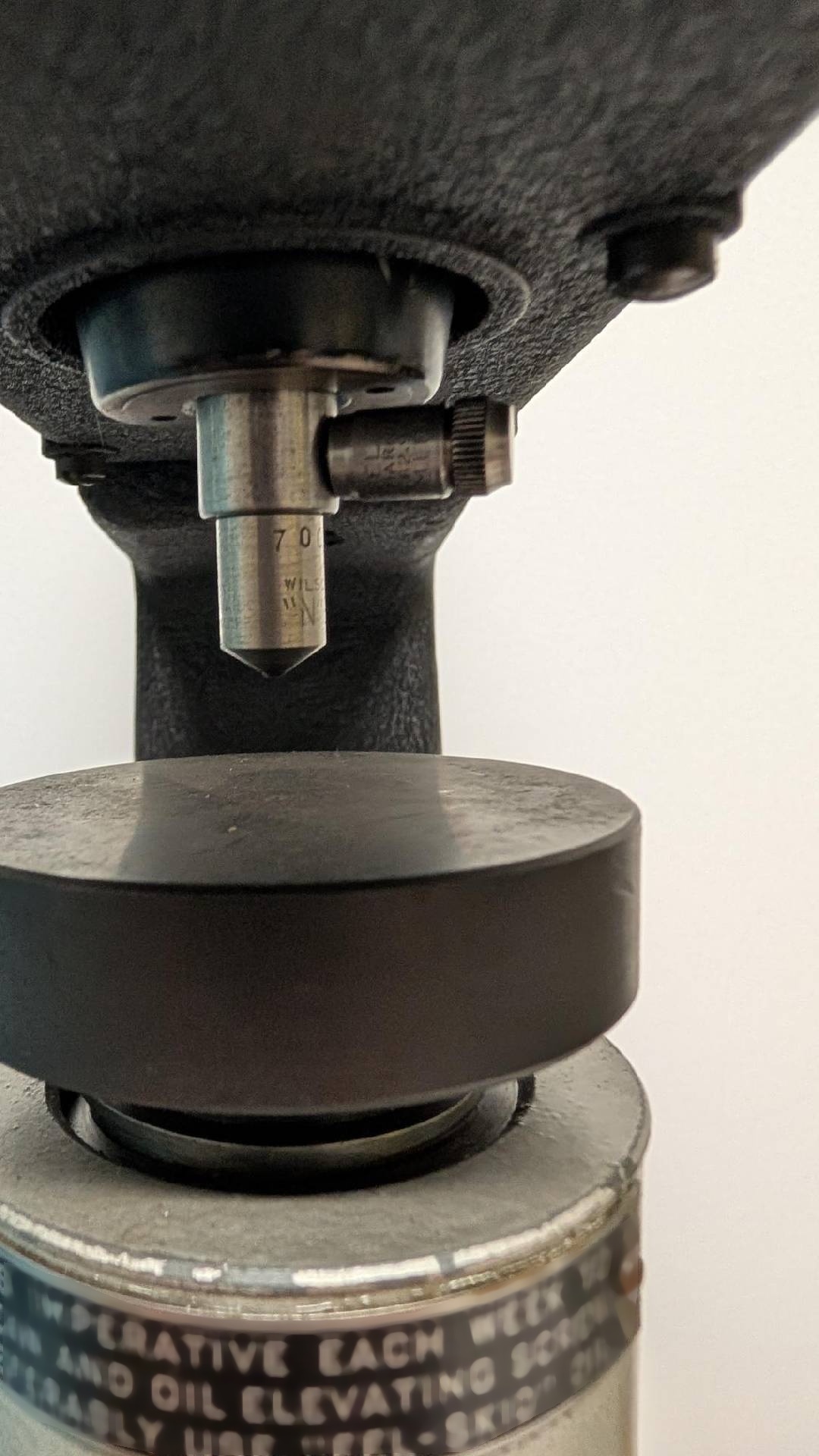 Foto Verwendet MITUTOYO / ROCKWELL Hardness tester Zum Verkauf
