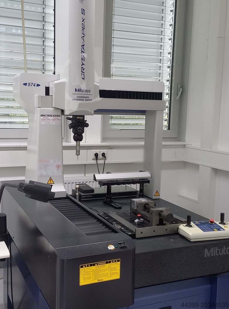 Foto Verwendet MITUTOYO Crysta-Apex C574 Zum Verkauf