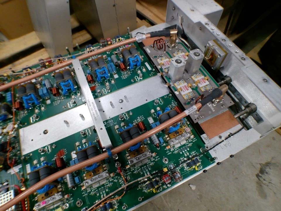 Foto Verwendet MKS Lot of RF Generators Zum Verkauf