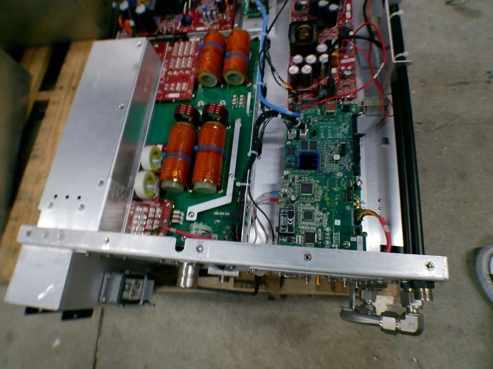 Foto Verwendet MKS Lot of RF Generators Zum Verkauf