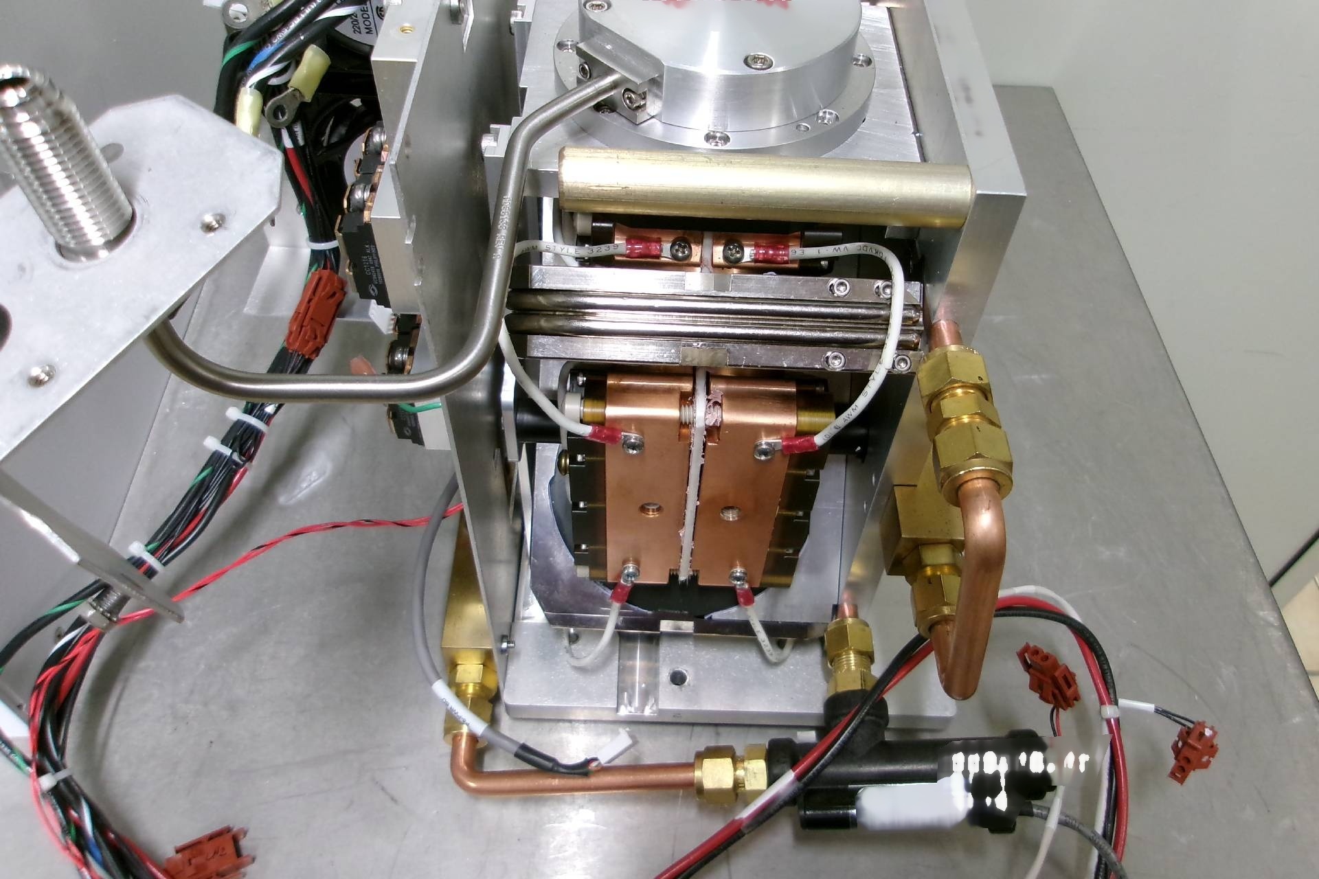 사진 사용됨 MKS R*evolution III 판매용