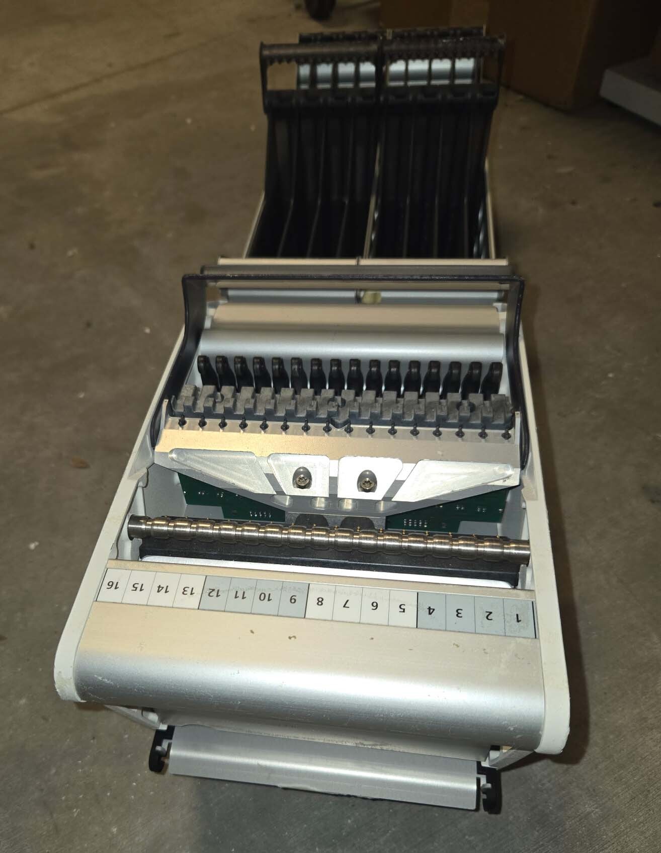 Photo Utilisé MYDATA / MYCRONIC / AGILIS Lot of feeders and magazines À vendre