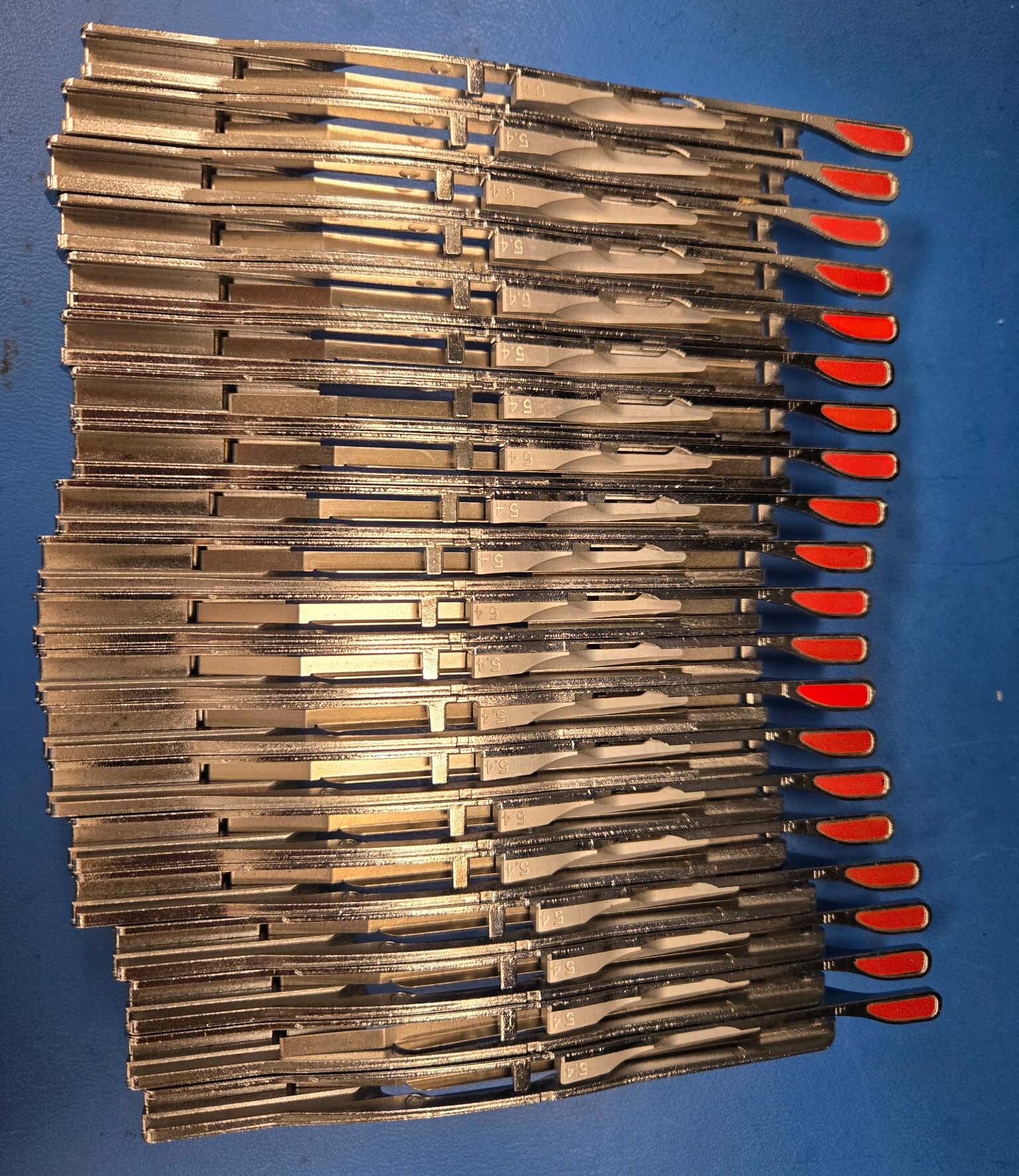 Photo Utilisé MYDATA / MYCRONIC / AGILIS Lot of feeders and magazines À vendre
