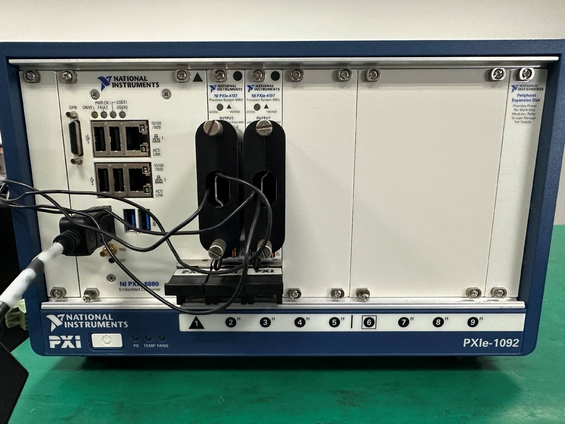 フォト（写真） 使用される NATIONAL INSTRUMENTS / NI PXle-1092 販売のために
