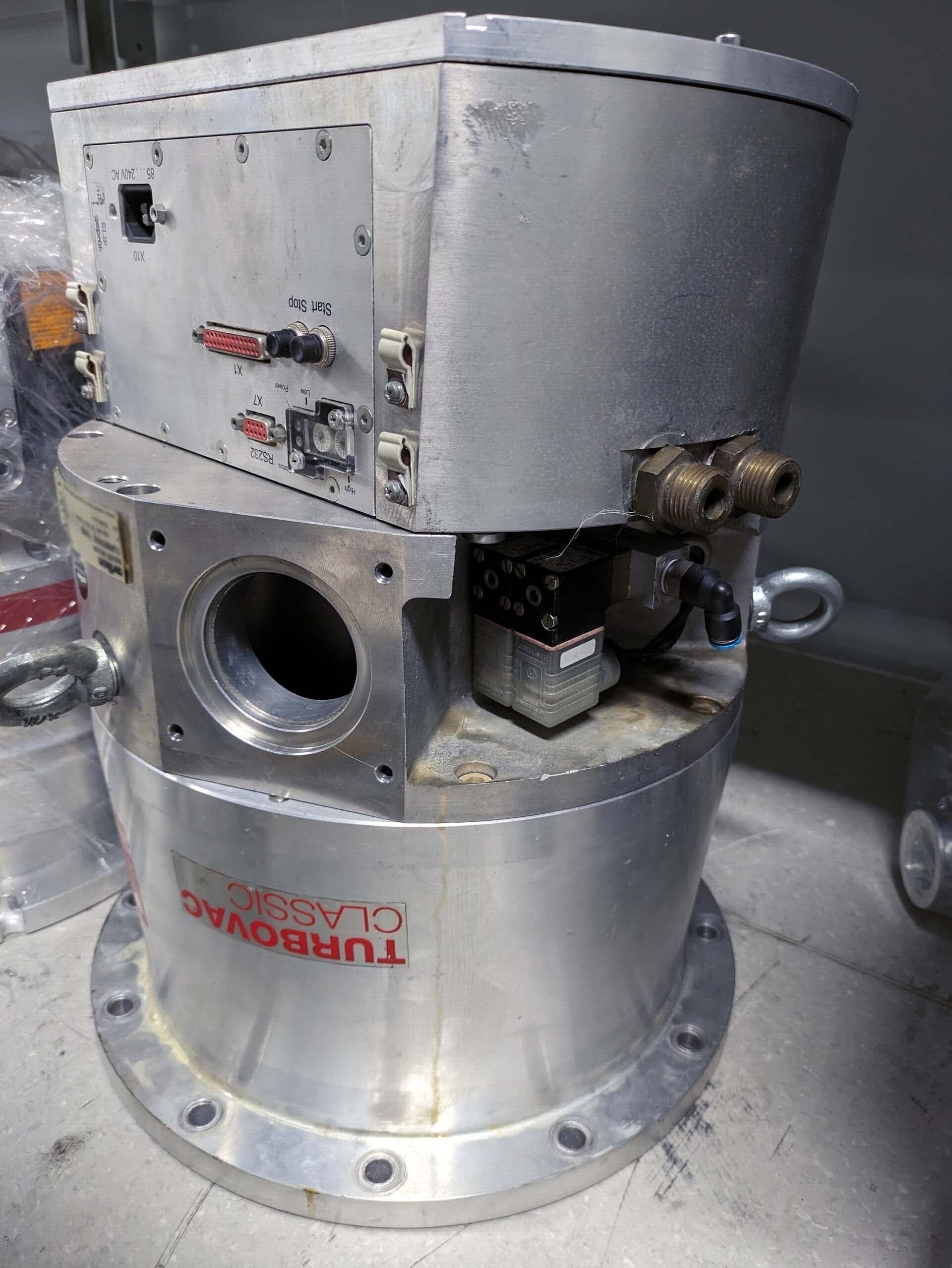 Photo Used OERLIKON LEYBOLD TurboVac T1600 For Sale